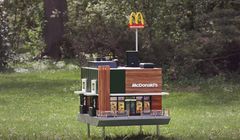 W Szwecji powstał najmniejszy na świecie McDonald's. Służy pszczołom