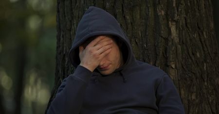 Nagły ból w tym miejscu to sygnał alarmowy. Od razu wzywaj pogotowie