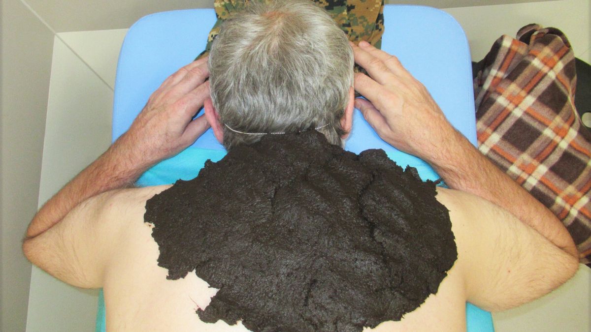 Rehabilitacja Marek Bazak
PHOTO: ZOFIA I MAREK BAZAK / EAST NEWS 
Wojewodztwo malopolskie, uzdrowisko Krynica Zdroj 
N/Z uzdrowiskowe zabiegi lecznicze -  oklady borowinowe na kregoslup szyjny, pasta borowinowa stosowana przy zwyrodnieniach stawow i kosci, po urazach i bolach kregoslupa, kolnierz borowinowy.
ZOFIA BAZAK