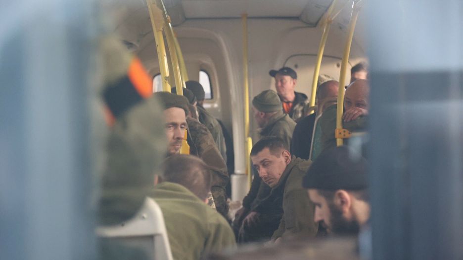 Pierwsze chwile na wolności. Ukraińscy żołnierze uwolnieni