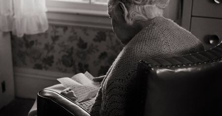 "Dziadek dzwonił, babcia się zabiła". Dlaczego seniorzy nie chcą żyć