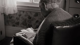"Dziadek dzwonił, babcia się zabiła". Dlaczego seniorzy nie chcą żyć