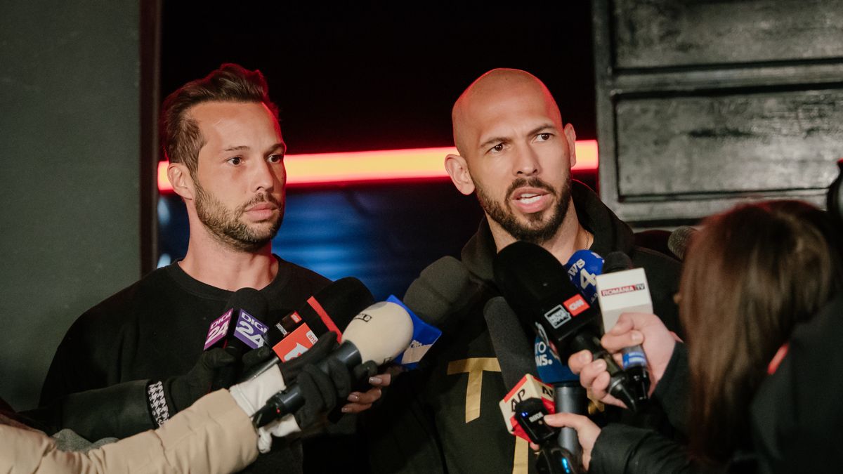 Andrew Tate (z prawej) powiedział dziennikarzom, że 