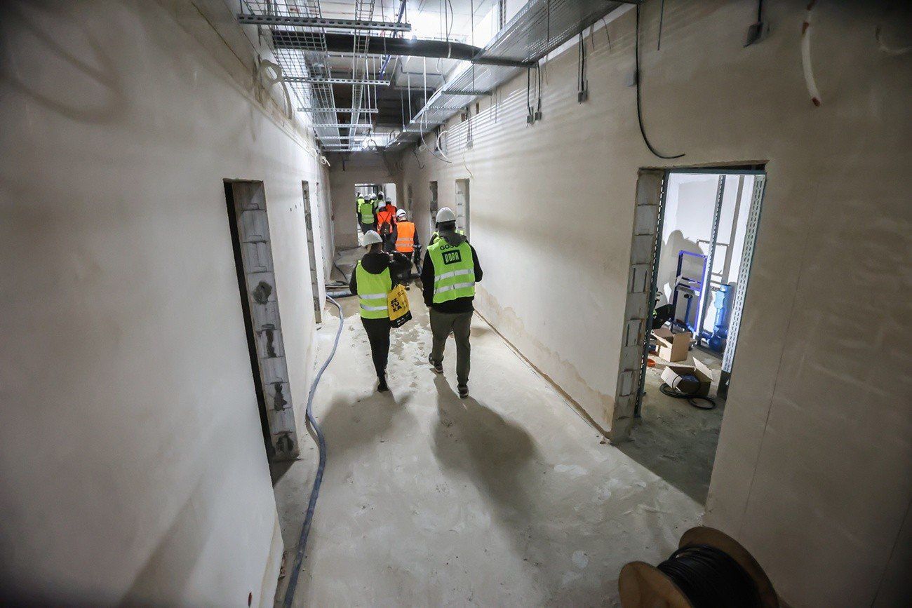 Jeden z wielu korytarzy szpitala.