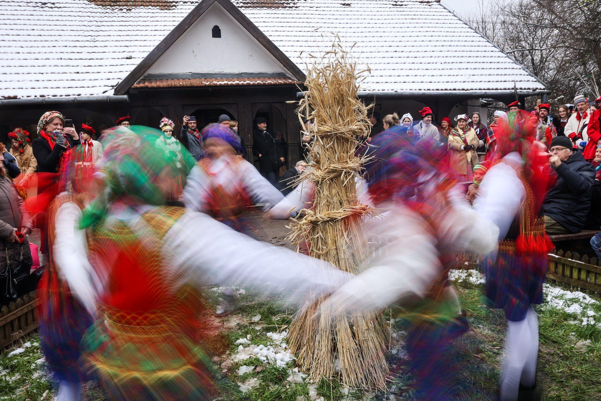 Korowód weselny i osadzanie chochoła w krakowskich Bronowicach