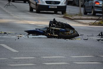 Tragiczny wypadek motocyklisty pod Zawierciem. Ranny 42-latek zmarł w szpitalu. Policjanci wyjaśniają okoliczności zdarzenia