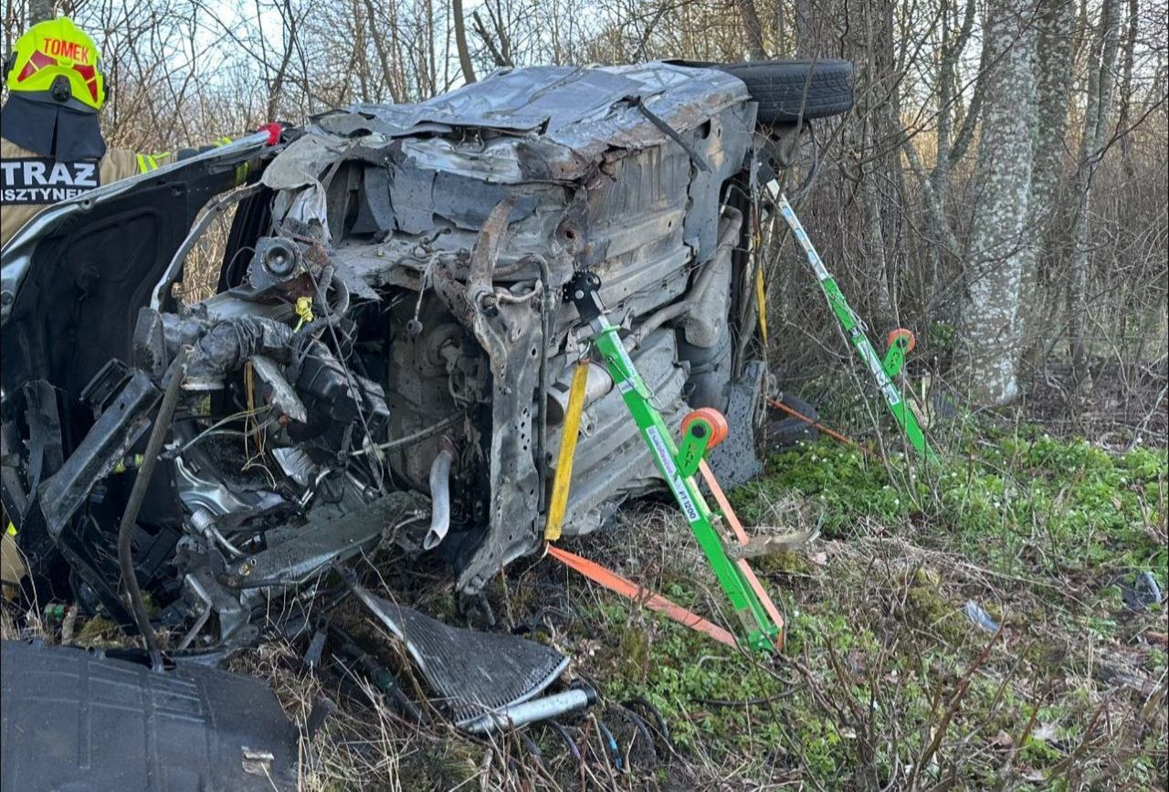 Warmia i Mazury: Auto roztrzaskało się na drzewie. Kierowca nie żyje