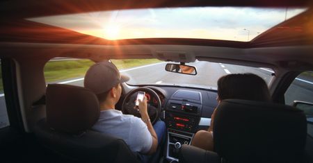 Od 2022 roku nowe samochody nie pozwolą kierowcom na korzystanie ze smartfonów czy spoglądanie na kolana pasażerki