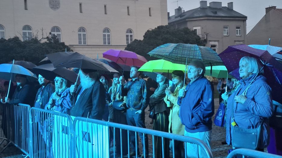 Mimo ulewnego deszczu publiczność bawiła się doskonale.