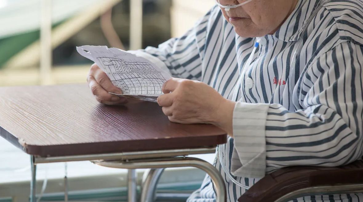 Opiekun starszej osoby to w Polsce zazwyczaj członek rodziny. Często nie ma zbyt wielu alternatyw, ponieważ nie stać go ani na prywatny dom opieki, ani na profesjonalnego opiekuna