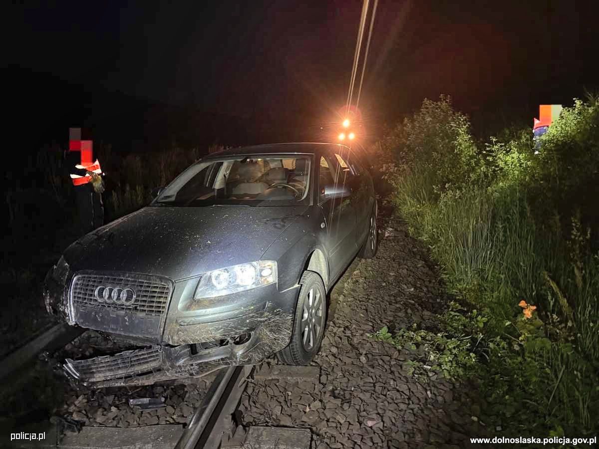 Pijany kierowca utknął na torach. Nikogo nie powiadomił i porzucił auto