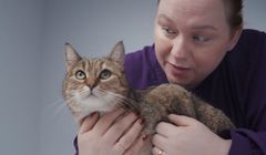 Brit pokazuje w kampanii oblicza weterynarii