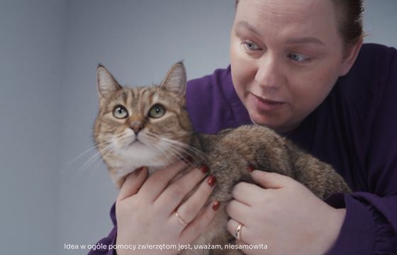 Brit pokazuje w kampanii oblicza weterynarii