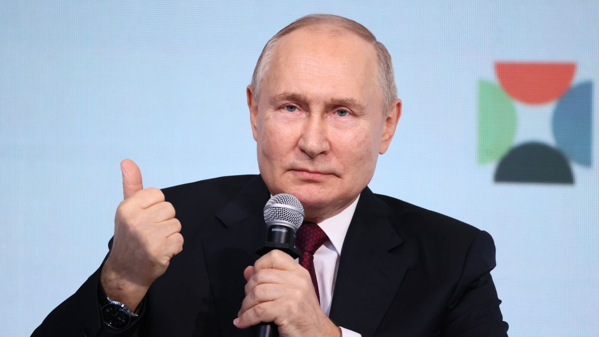 Russian President Vladimir Putin speaks during a plenary session of the IX International Cultural Forum - Forum of United Cultures, in St.Petersburg, Russia, 17 November 2023. Representatives of the LGBT community are also part of society and, like all other citizens, have the right to participate and succeed in cultural competitions, Putin stated at the plenary meeting of the Forum of United Cultures. EPA/MIKHAIL METZEL/SPUTNIK/KREMLIN POOL MANDATORY CREDIT Dostawca: PAP/EPA.