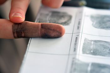 "Łowcy cieni" znów skuteczni. Dwa zatrzymania: kobieta trafi do więzienia, mężczyzna ukrywał się niemal 20 lat