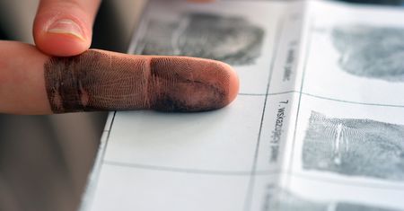 "Łowcy cieni" znów skuteczni. Dwa zatrzymania: kobieta trafi do więzienia, mężczyzna ukrywał się niemal 20 lat