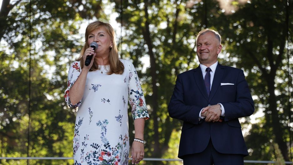 Przemawia Anita Koniusz, członek zarządu województwa świętokrzyskiego, obok burmistrz Połańca Jacek Nowak. 