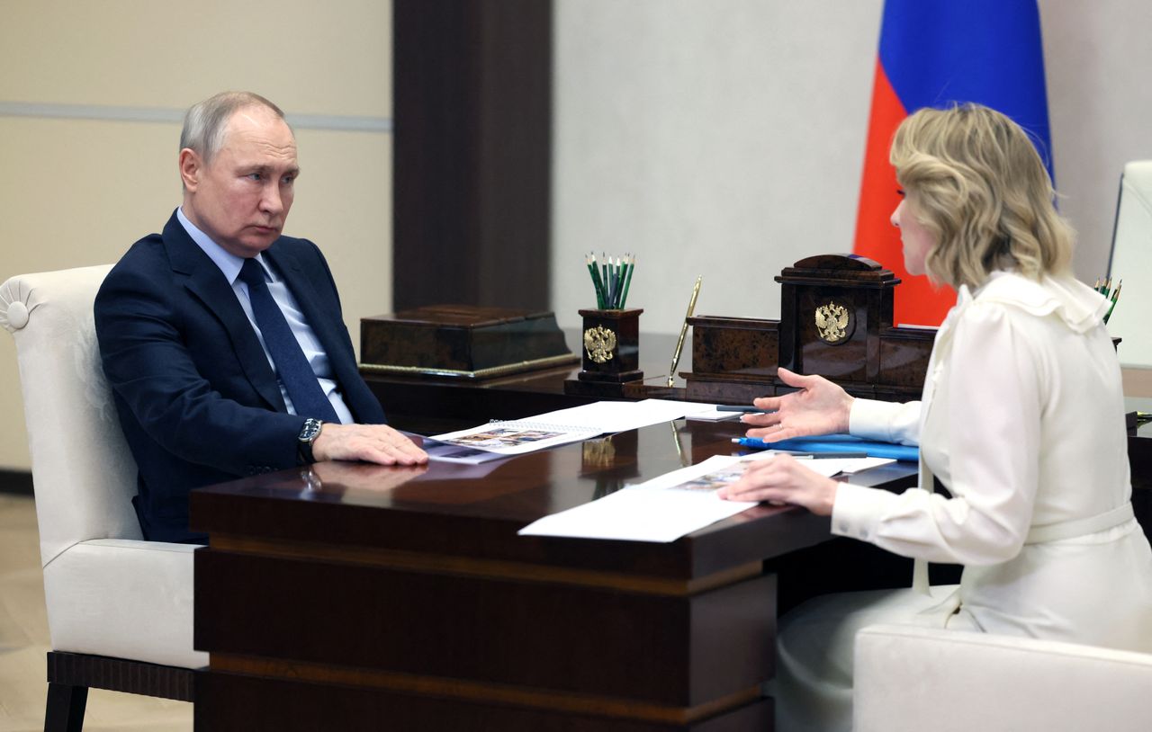Władimir Putin słucha Marii Lwowej-Biełowej, rosyjskiej rzeczniczki praw dziecka, luty 2023 r., Nowo-Ogariowo pod Moskwą. Za Putinem i Lwową-Biełową został wystawiony międzynarodowy nakaz aresztowania