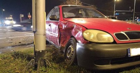 Zderzenie forda z daewoo na skrzyżowaniu. Jeden z kierowców wjechał na czerwonym