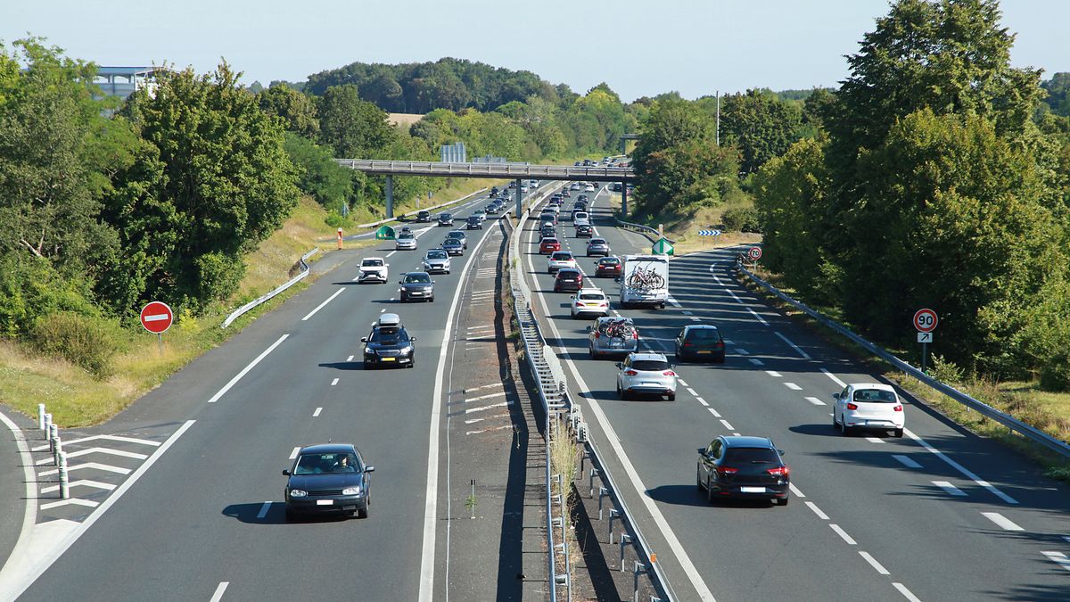 autoroute, route, routier, transport, transport routier, asphalte, circulation, voie rapide, voie, sortie, bretelle, bretelle de sortie, pont, réseau autoroutier, traffic, vitesse, véhicule, automobile, voiture, camion, signalisation, voyage, paysage, france, autoroute france, campagne, rural, conduire, rouler