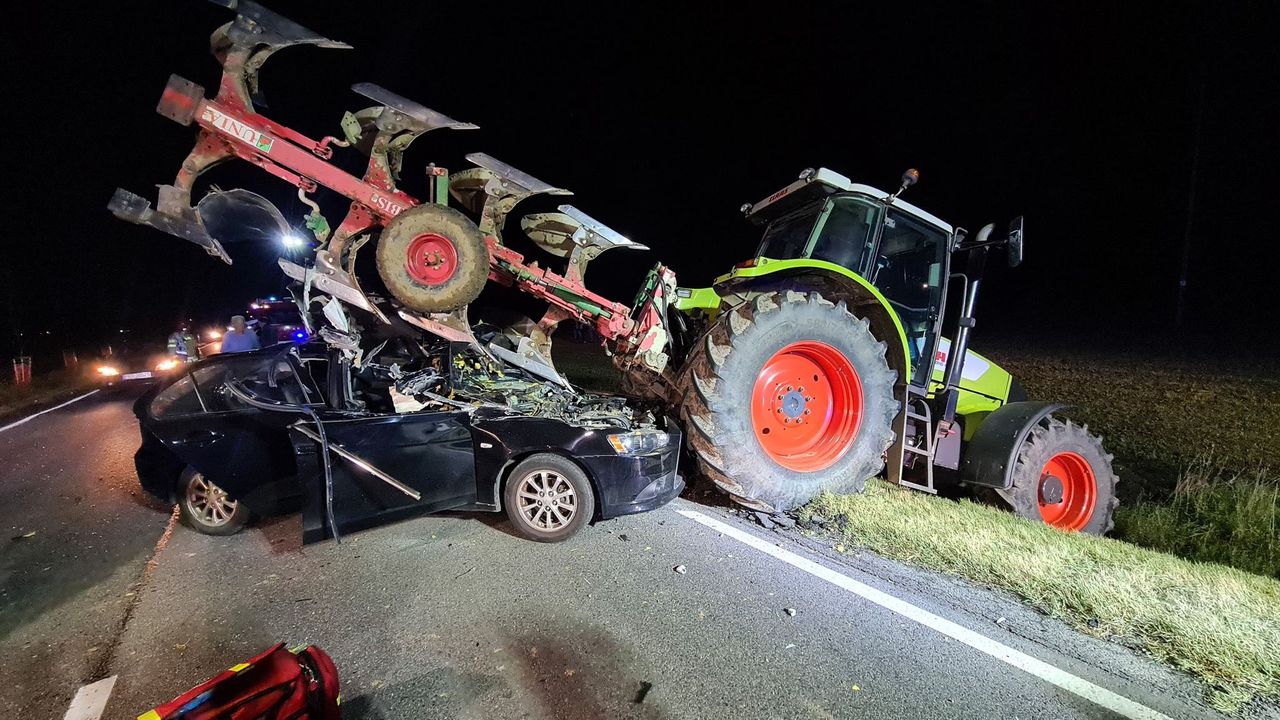 Samochód wbił się pod pług. Strażacy działali kilka godzin