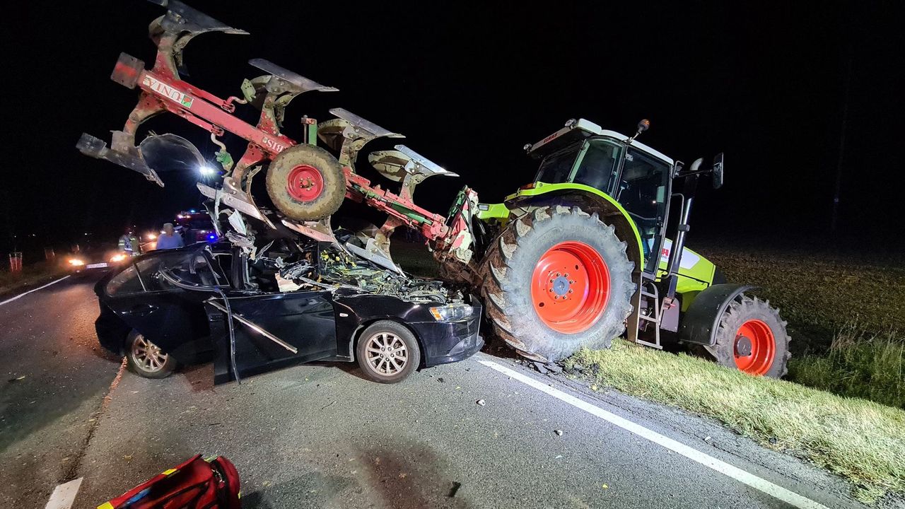 Samochód wbił się pod pług. Strażacy działali kilka godzin