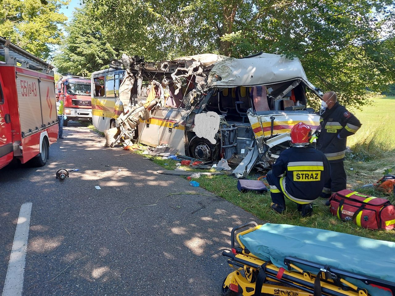 Mierzyno. Autobus zderzył się z autem i wjechał w drzewo. Zginęły 3 osoby