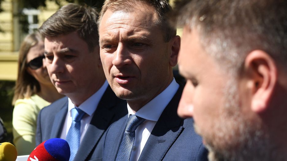 Koronawirus w Polsce i afera ws. maseczek. Posłowie PO pojawili się na na konferencji Ministerstwa Zdrowia
