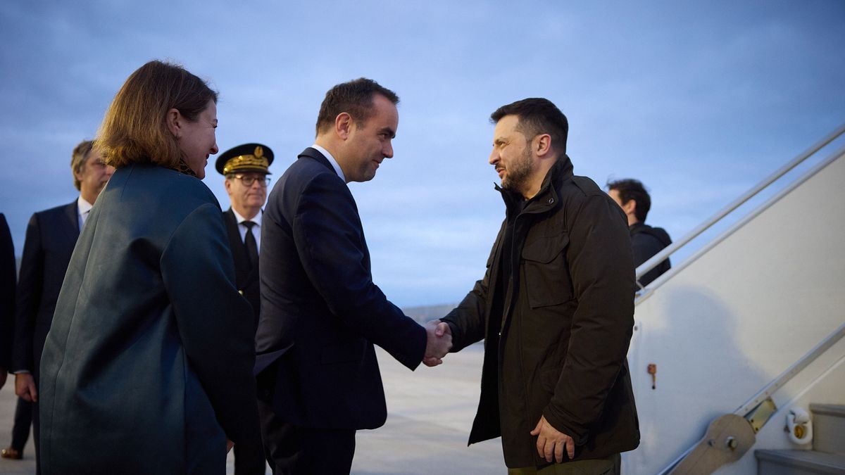 PARIS, FRANCE - FEBRUARY 16: (----EDITORIAL USE ONLY - MANDATORY CREDIT - 'UKRAINIAN PRESIDENCY / HANDOUT' - NO MARKETING NO ADVERTISING CAMPAIGNS - DISTRIBUTED AS A SERVICE TO CLIENTS----) Ukrainian President Volodymyr Zelenskyy (R) is welcomed by French Armies Minister Sebastien Lecornu (2nd R) at the airport in Paris, France on February 16, 2024. (Photo by Ukrainian Presidency / Handout /Anadolu via Getty Images)