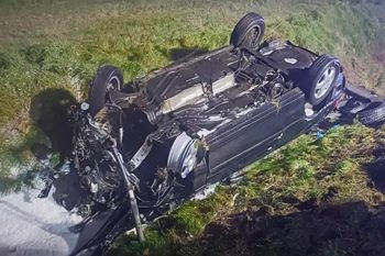 Po dachowaniu mężczyźni wypadli z auta. Wszyscy byli pijani