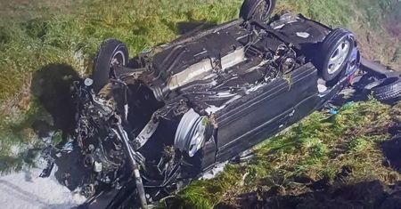 Po dachowaniu mężczyźni wypadli z auta. Wszyscy byli pijani