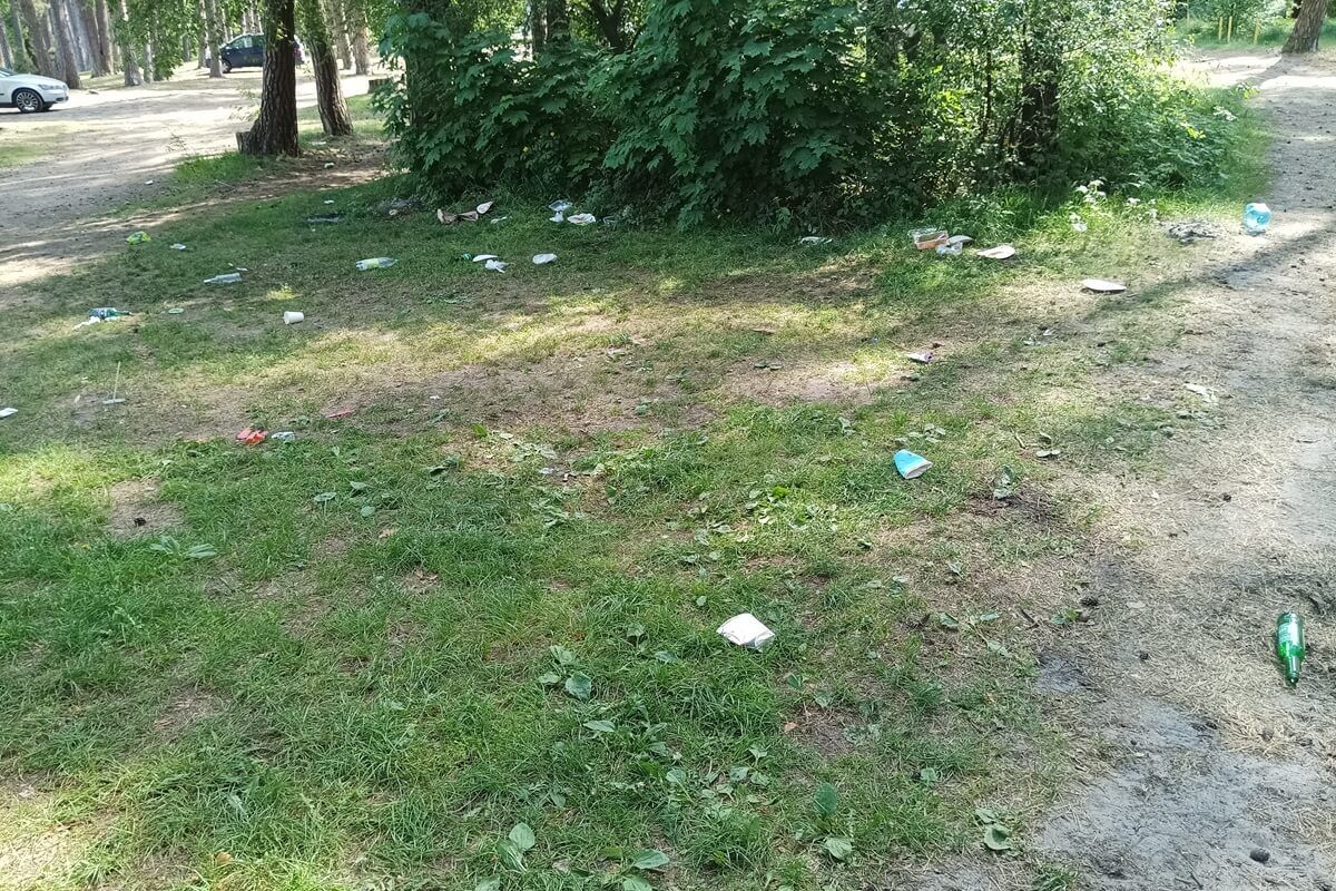 Pozostawione przez wypoczywających śmierci po majówce nad Zalewem Zemborzyckim
