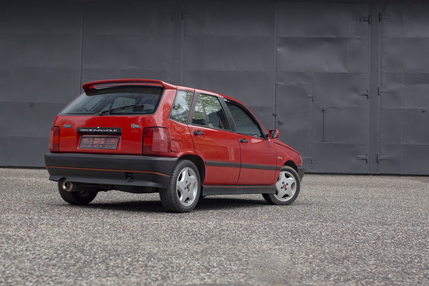 Fiat Tipo Sedicivalvole z 1991 r. trafił na aukcję. Do odbioru w Polsce