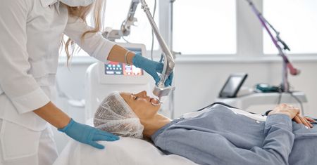 "Lekarze ratowali pacjentów, a lobby myślało, jak zabrać komuś zawód". Spór w branży beauty