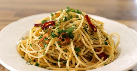 Przepis na spaghetti aglio e olio. Klasyka włoskiej kuchni w 10 minut