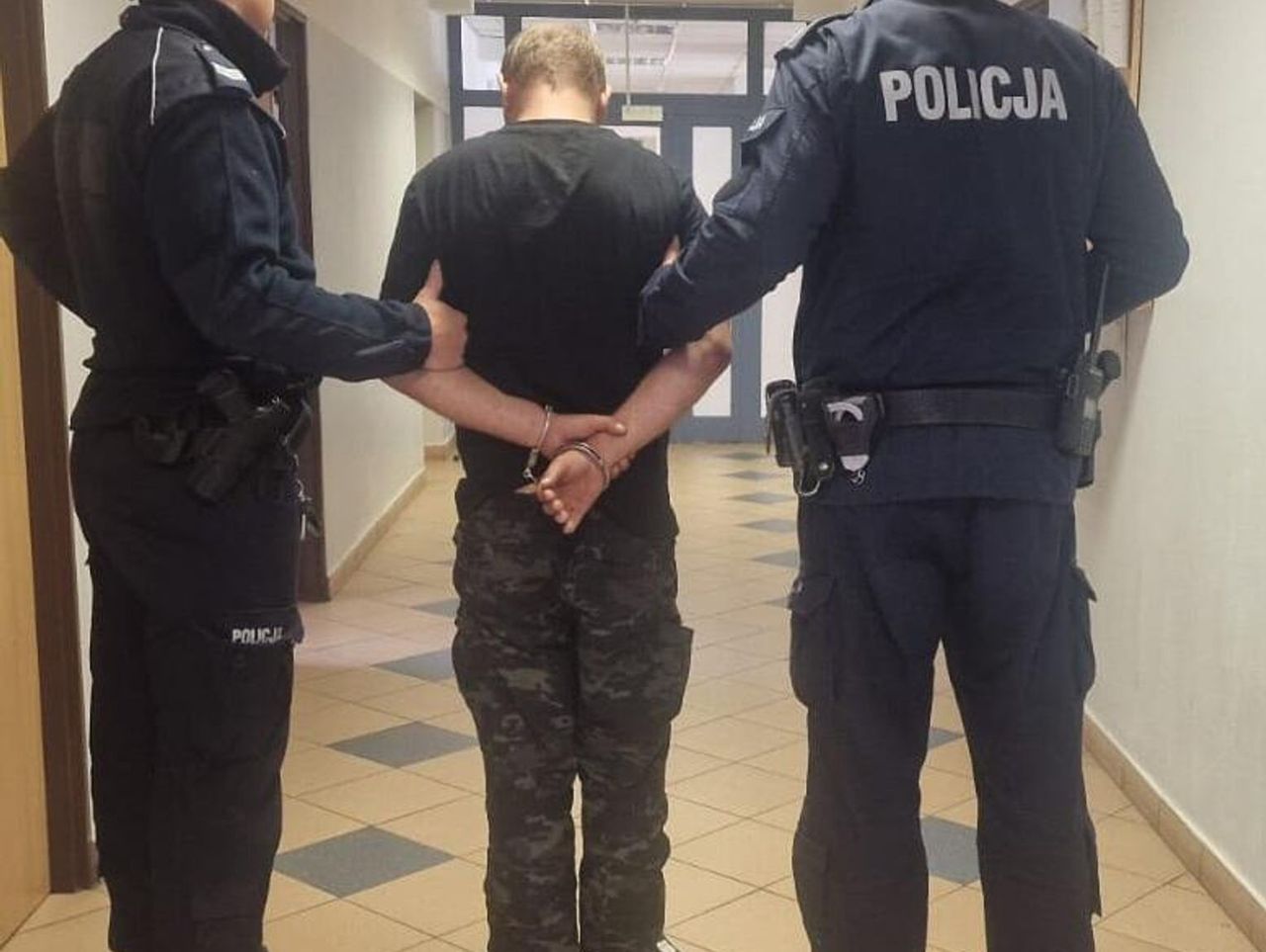 Pomiechówek: Pijany kierowca potrącił policjanta drogówki