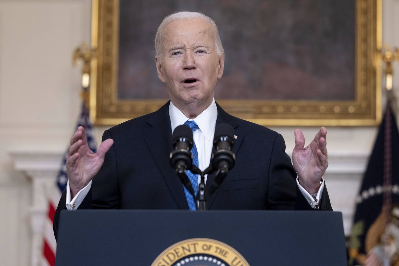 Biden blames Putin for Navalny's death, exemplifies his bravery and calls for financial aid to Ukraine