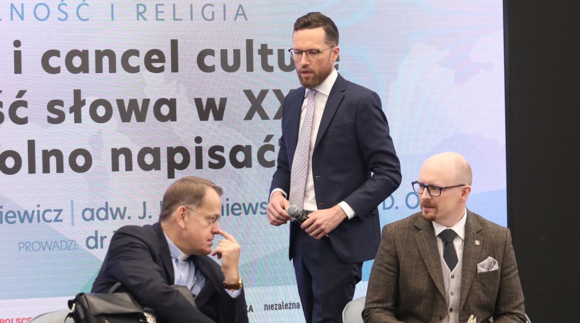 Konferencja #zderzeniekulturowe organizowana przez europosła Patryka Jakiego. Na zdjęciu (od lewej): ks. Dariusz Oko, ówczesny wiceprezes Ordo Iuris - Tymoteusz Zych oraz prezes instytutu - Jerzy Kwaśniewski