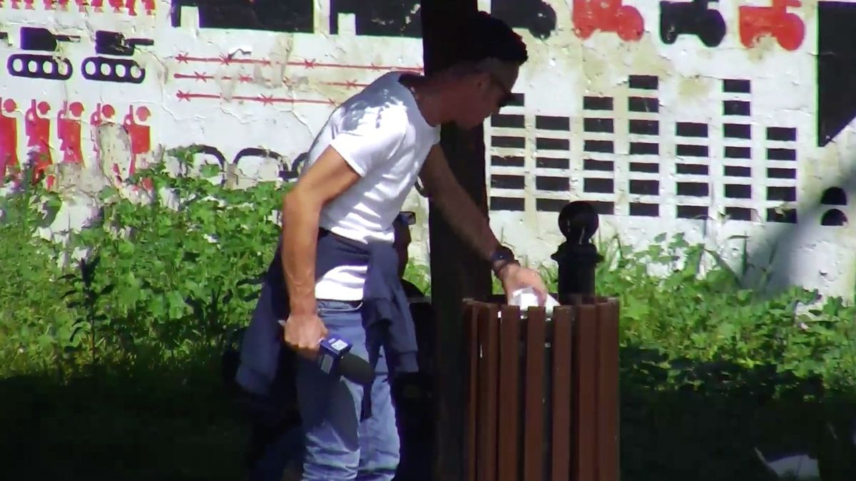 Dziennikarz TVP3 Lublin rozrzuca śmieci