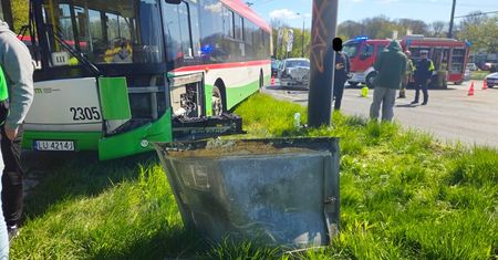 Groźny wypadek autobusu komunikacji miejskiej w centrum Lublina. Duże utrudnienia na rondzie Mohyły [ZDJĘCIA]