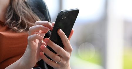Zakupy ze smartfonem w ręku. Coraz częściej sięgamy po promocje z telefonu