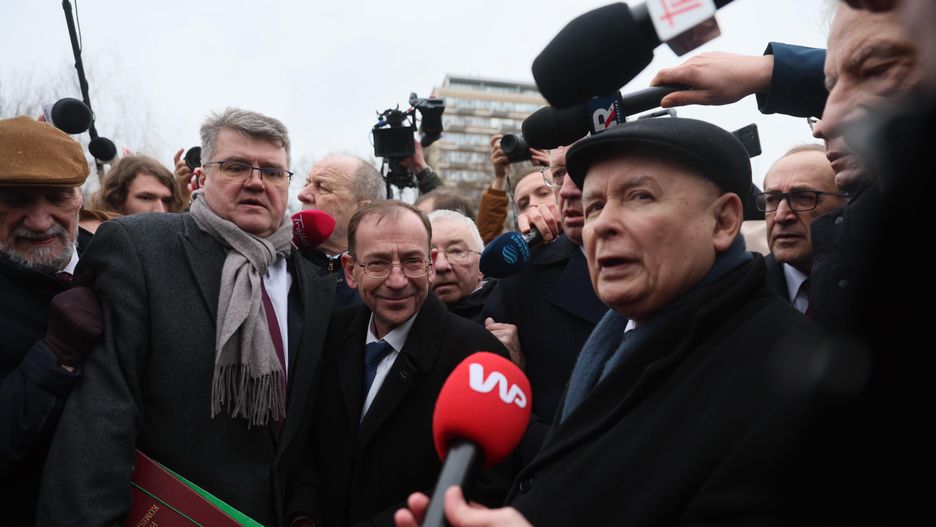 Mariusz Kami�ski, Maciej W�sik, Jaros�aw Kaczy�ski
Warszawa, 07.02.2024. Politycy PiS Mariusz Kami�ski (C) i Maciej W�sik (2L) oraz prezes PiS Jaros�aw Kaczy�ski (P)  przed Sejmem w Warszawie, 7 bm. Mariusz Kami�ski i Maciej W�sik zapowiedzieli sw�j udzia� w posiedzeniu izby. (ls/ibor) PAP/Leszek Szyma�ski
Leszek Szyma�ski
10 10., do sejmu, polityk, polityka, posiedzenie, pr�ba, przed sejmem, przepychanka, przepychanki, sejm, sejmu, stra� marsza�kowska, X kadencja, X kadencji