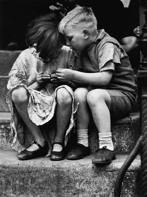 Mocne, czarno-białe fotografie uliczne z Londynu lat 30. i 40. 23