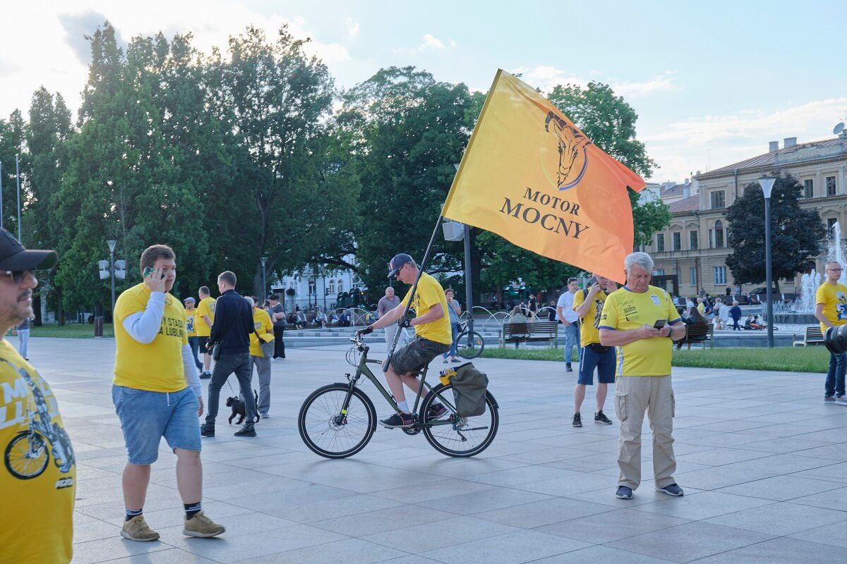 Manifestacja kibiców żużlowego Motoru Lublin na placu Litewskim