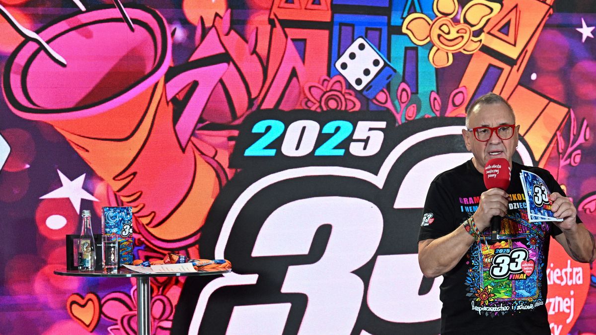 Warszawa, 27.01.2025. Prezes zarządu Fundacji Wielkiej Orkiestry Świątecznej Pomocy Jerzy Owsiak podczas konferencji prasowejw studiu telewizyjnym WOŚP na błoniach Stadionu Narodowego w Warszawie, 27 bm. Na spotkaniu podsumowano 33. Finał Wielkiej Orkiestry Świątecznej Pomocy. W tym roku zbiórka zostanie przeznaczona na potrzeby hematologii i onkologii dziecięcej. (ad) PAP/Radek Pietruszka
