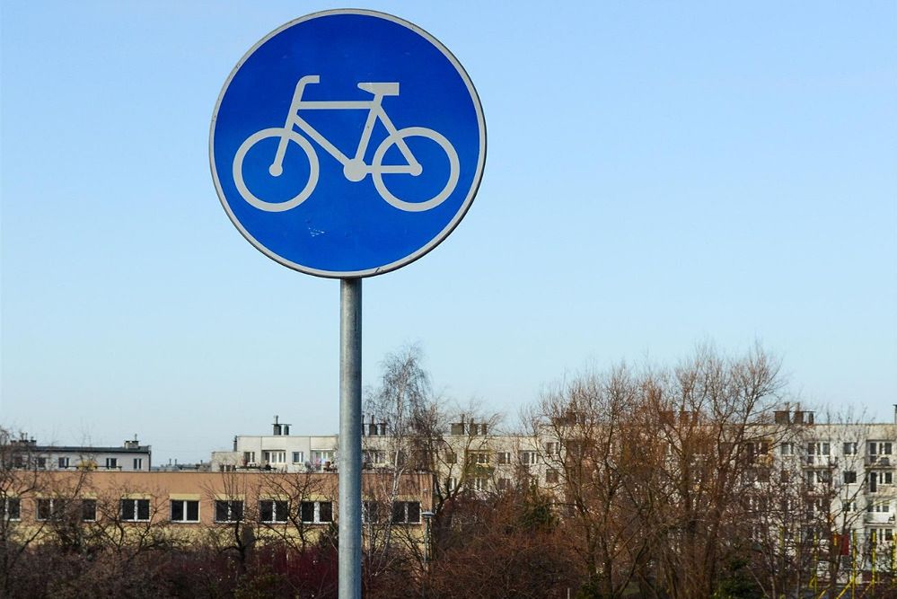 Jednym z najpopularniejszych znaków nakazu w Polsce jest znak C-13, który informuje o drodze dla rowerzystów