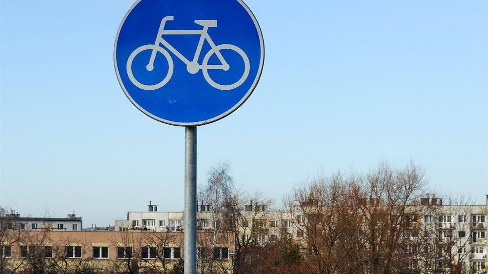 Jednym z najpopularniejszych znaków nakazu w Polsce jest znak C-13, który informuje o drodze dla rowerzystów