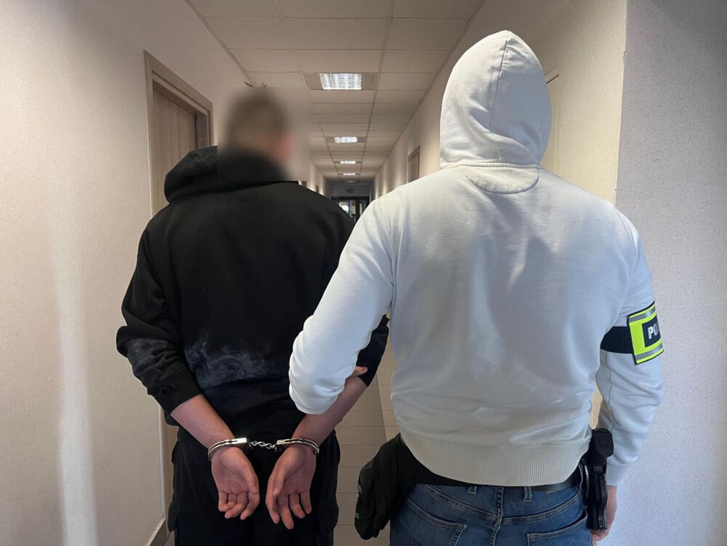 Warszawa: 17-latek wymusił kilka tysięcy od młodszego chłopaka. Miał broń