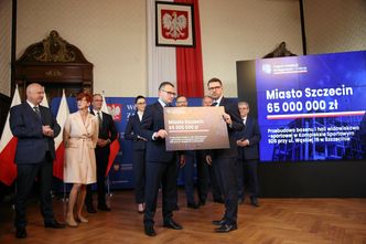 Czeki wręczane "na słowo i na kredyt". Tak PiS prowadzi kampanię przed oficjalnym startem