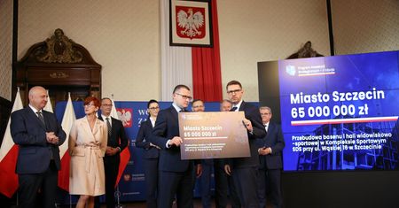 Czeki wręczane "na słowo i na kredyt". Tak PiS prowadzi kampanię przed oficjalnym startem